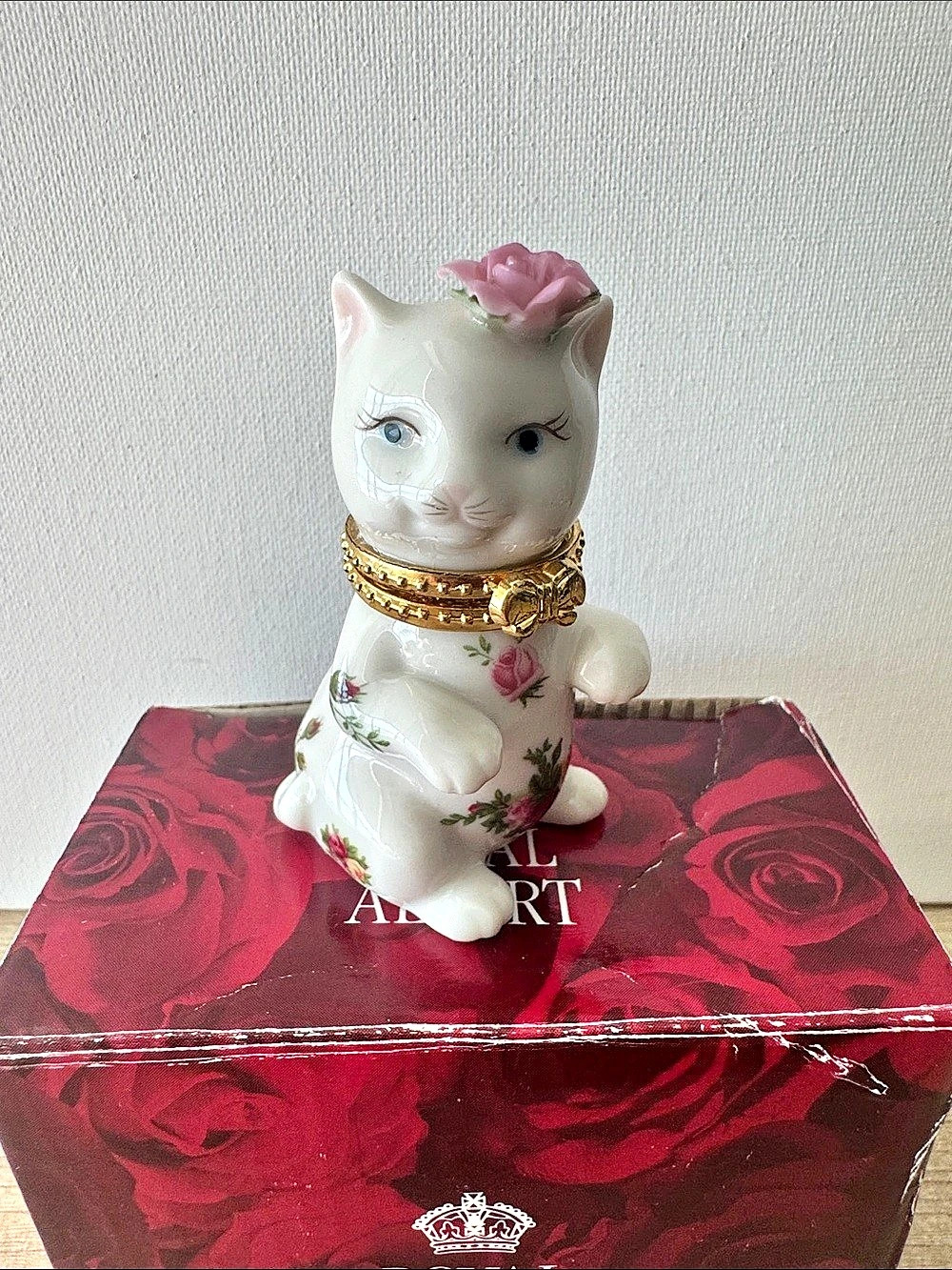 Royal Albert Old Country Roses Cat Trinket Box